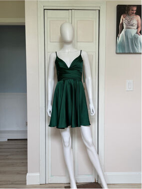 Size 2 Amelia Couture Emerald Green Satin Aline Pockets Homecoming Bridesmaid